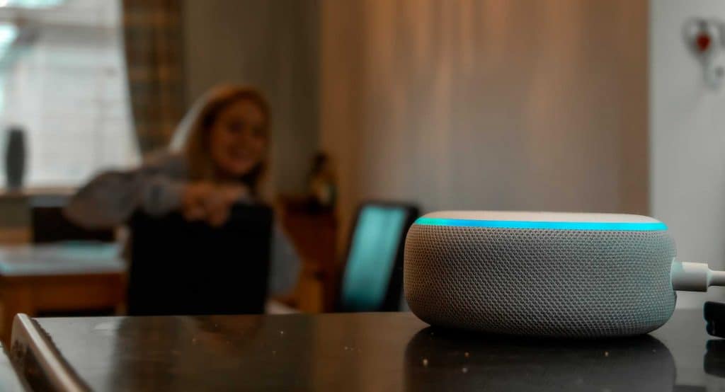Alexa ganha atualização para falar mais alto em ambientes com barulho. Imagem: Tyler Nottley/Shutterstock