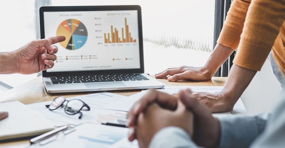 Pessoas conferindo a análise de dados em um computador