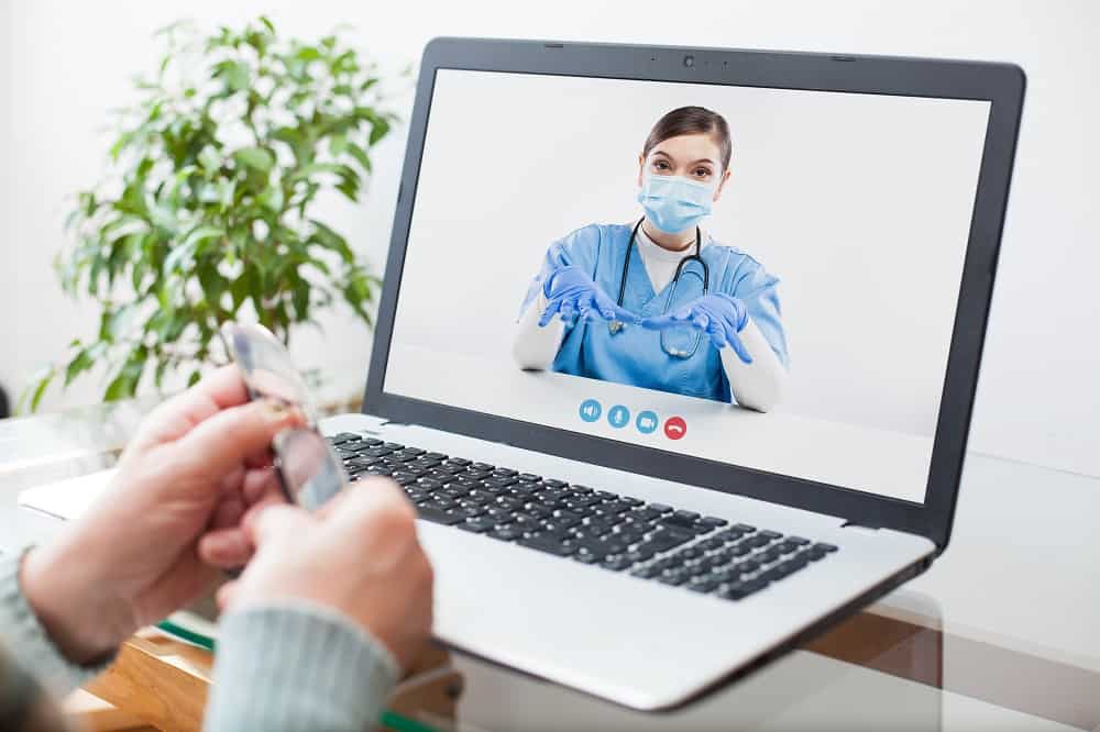 médica em atendimento on-line