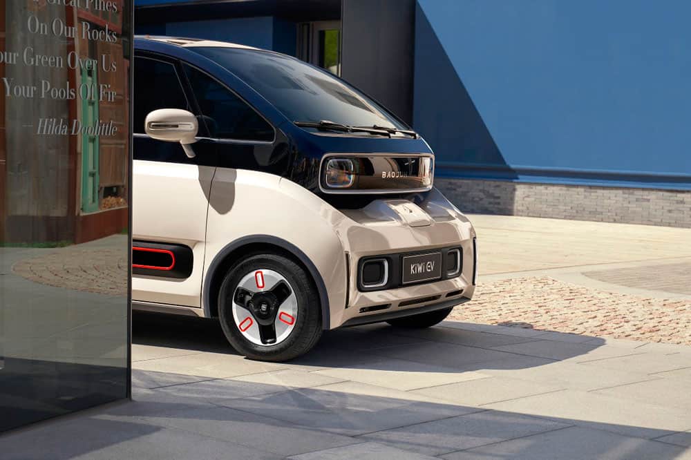 frente do mini carro estacionado em rua ensolarada