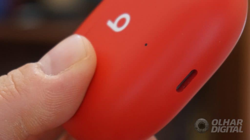 Beats Studio Buds tem porta USB-C (Imagem: André Fogaça/Olhar Digital)