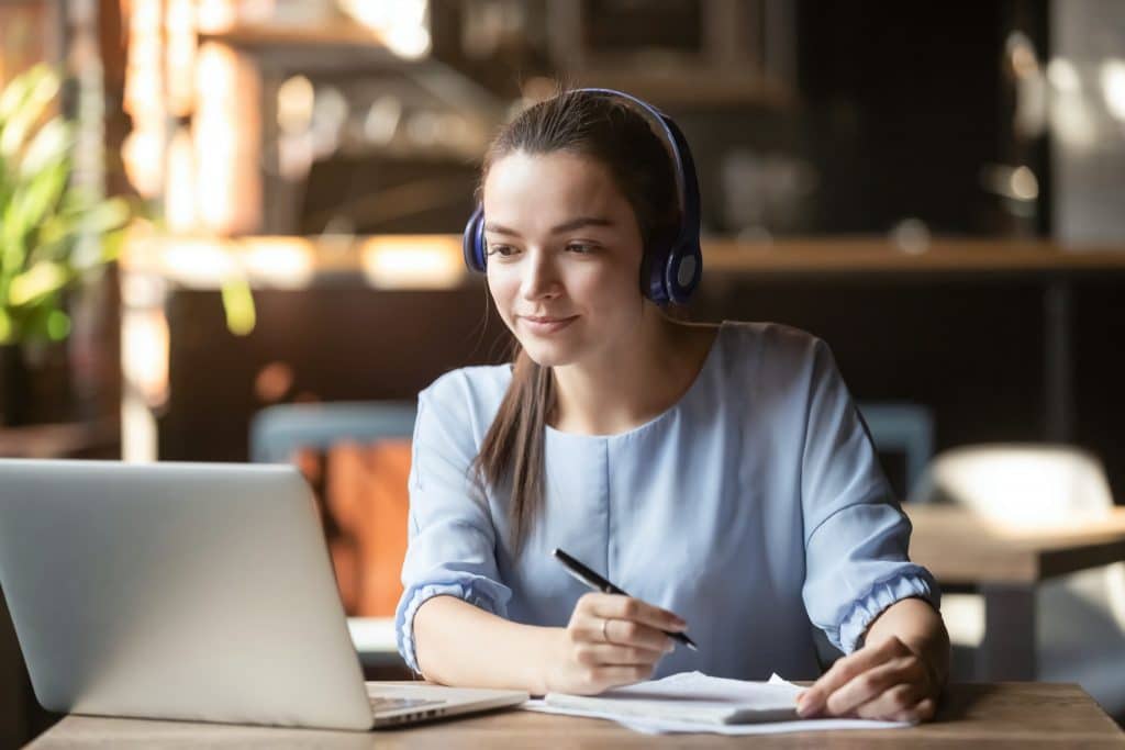 Mulher estudando no computador. IBM se compromete a capacitar 30 milhões de pessoas até 2030