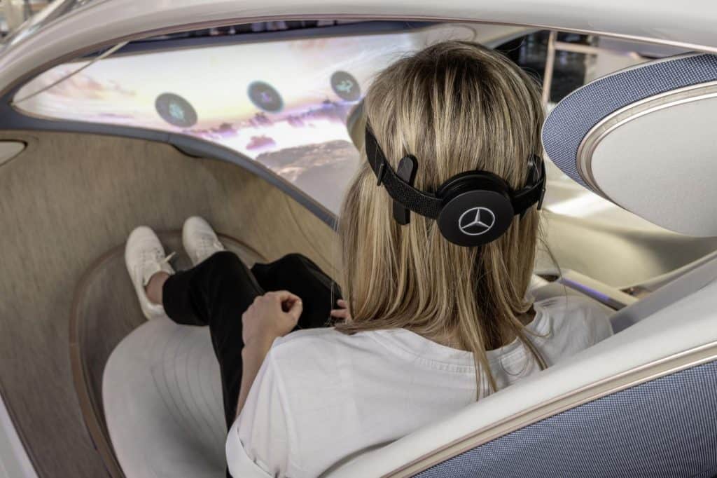 pessoa usando um headset com BCI para controlar o carro com a mente