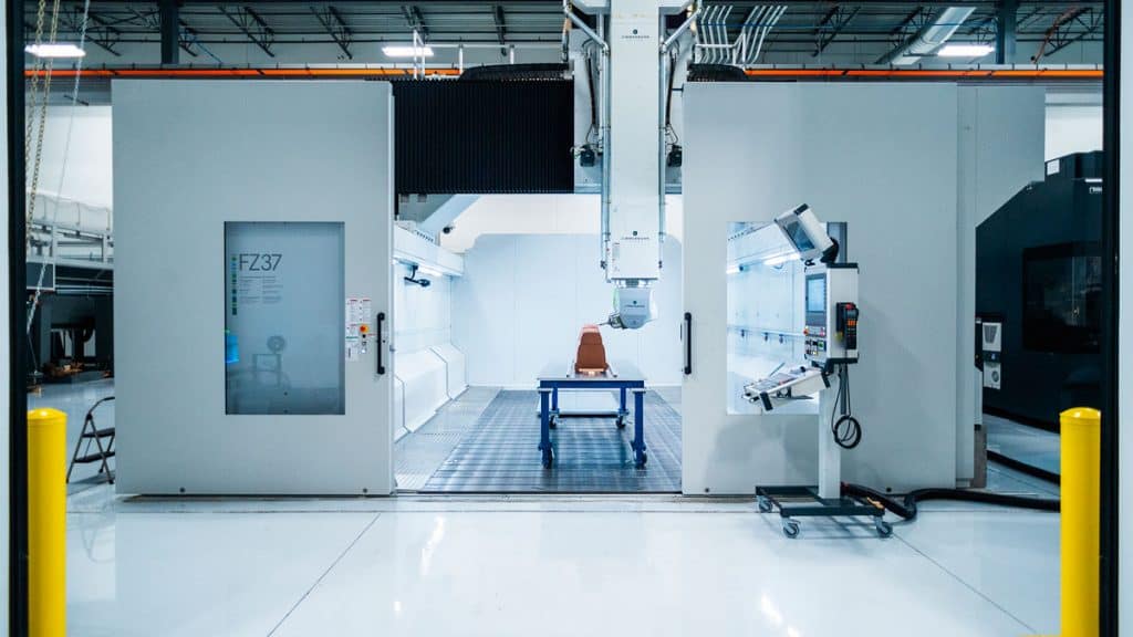 laboratório da Nikola, com pátio aberto e duas salas fechadas e mesa eletrônica ao centro