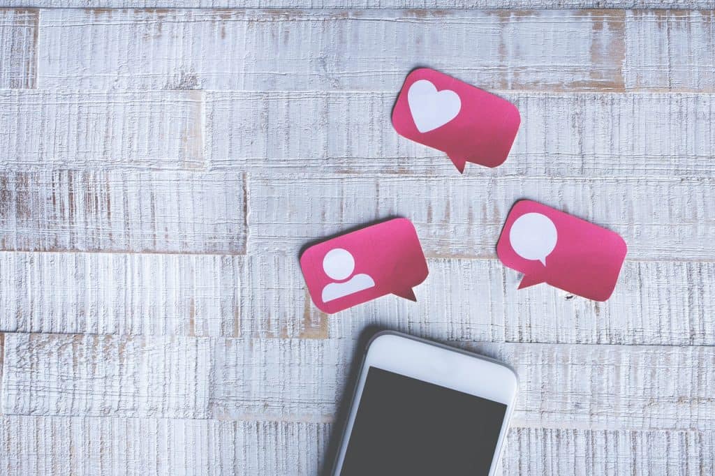 Celular com likes e contas favoritas no Instagram