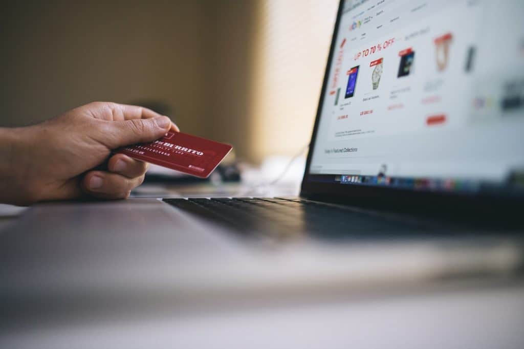 Pessoa realizando compra online com cartão de crédito