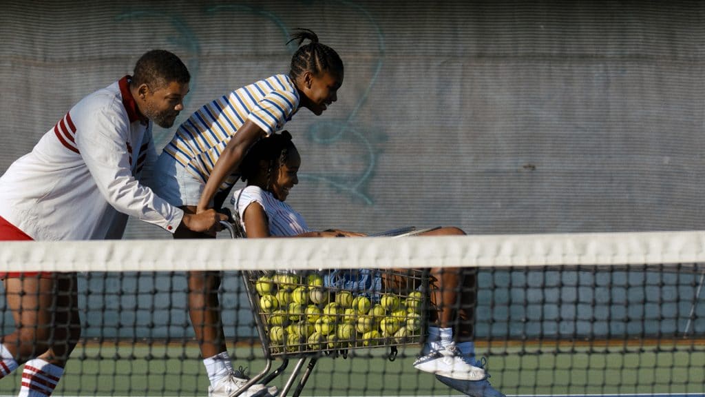 Will Smith como Richard Williams, Demi Singleton como Serena Williams e Saniyya Sidney como Venus Williams no drama ‘King Richard: Criando Campeãs’. Imagem: Warner Bros. Pictures./Divulgação