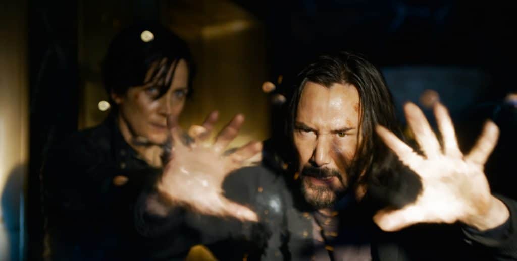 Carrie-Anne Moss como Trinity e Keanu Reeves como Neo / Thomas Anderson em 'The Matrix Ressurections'. Imagem: Warner Bros. Pictures/Divulgação