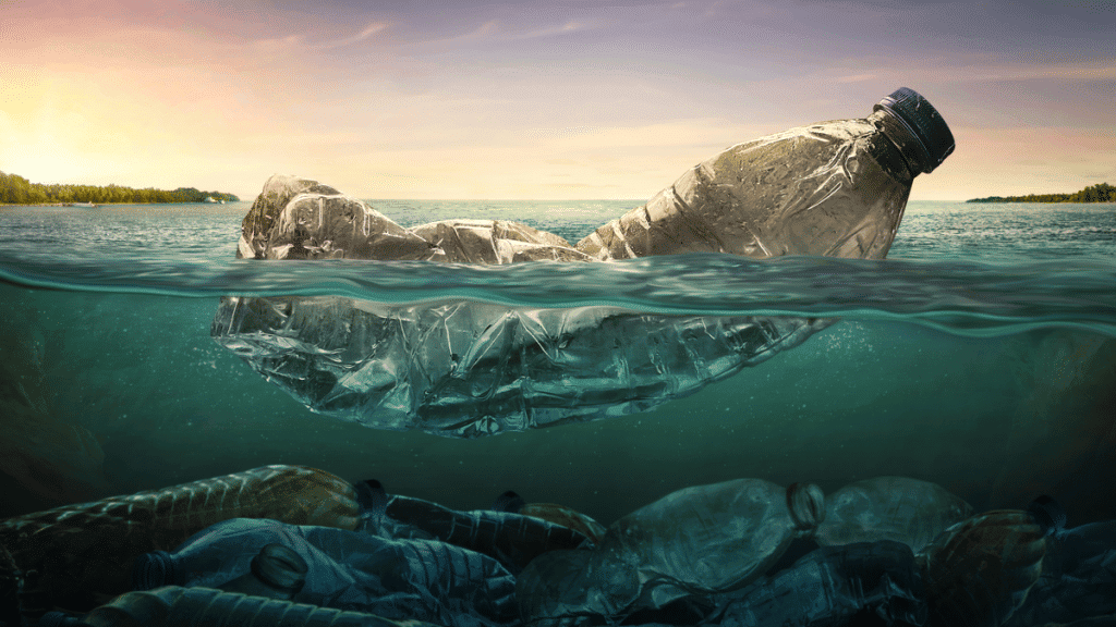 O plástico jogado no oceano é mais persistente do que imaginamos Quando pensamos em poluição plástica, é comum imaginar garrafas e sacolas flutuando nas ondas. Mas a realidade é mais complexa. Uma garrafa de plástico boiando no mar