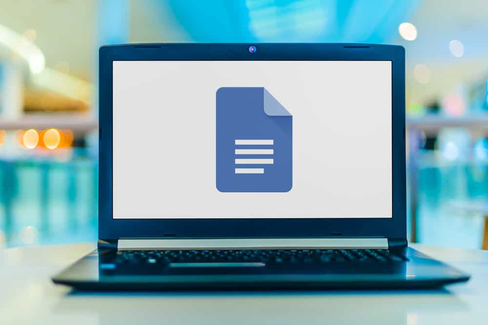 Laptop exibindo o logotipo do Google Docs, um processador de texto desenvolvido pelo Google