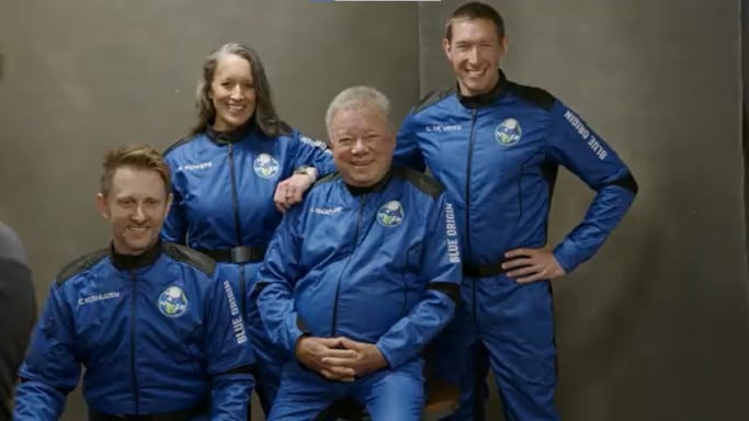 A tripulação da NS-18. Da esquerda para a direita: Chris Boshuizen, Audrey Powers, William Shatner e Glen de Vries. Imagem: Blue Origin