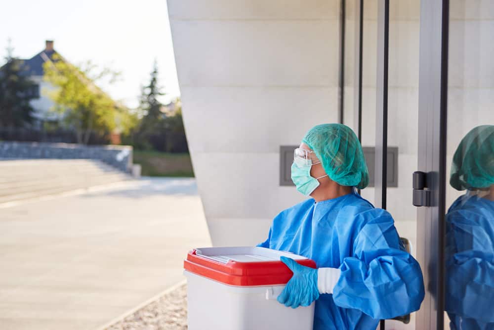 Médica segura uma caixa térmica para transplantar um órgão