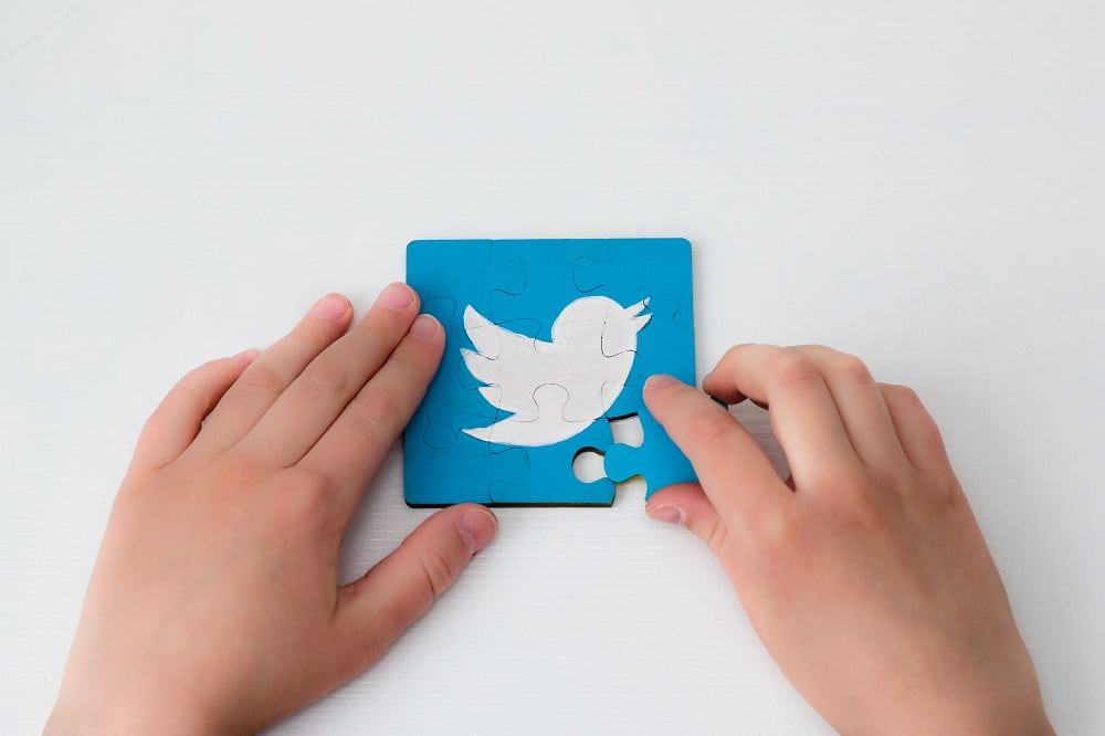 logo Twitter montado por uma criança