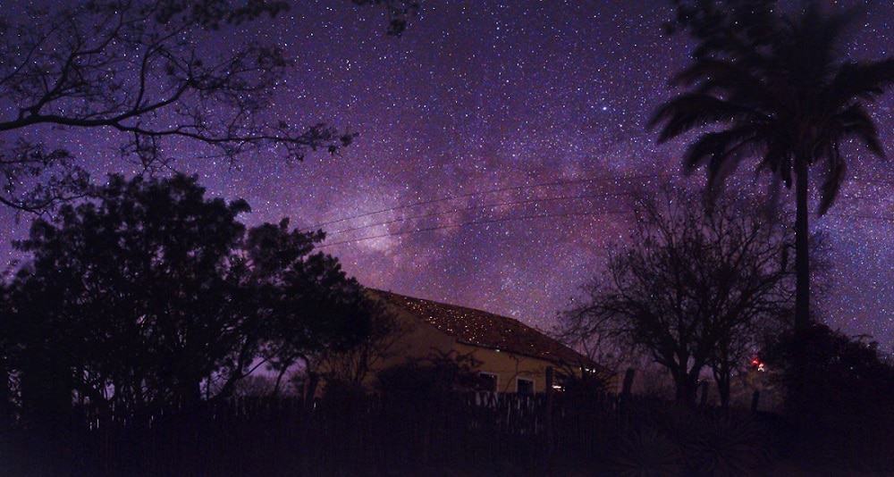 Via Láctea sobre Casarão do Jabre em Maturéia, PB
