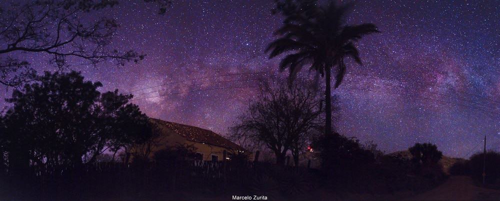 Via Láctea sobre Casarão do Jabre em Maturéia, PB