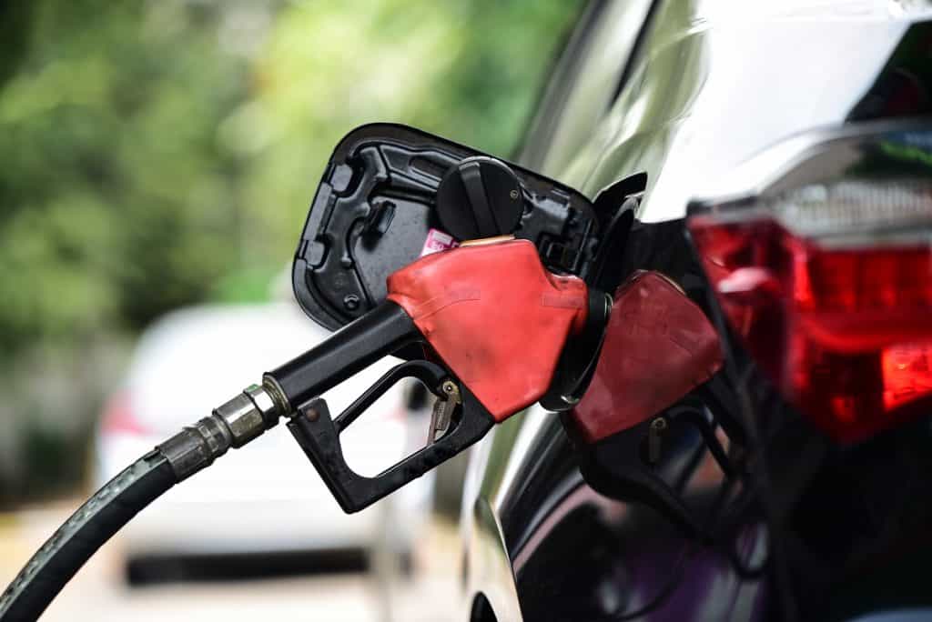 Bomba de gasolina em um carro de cor preta