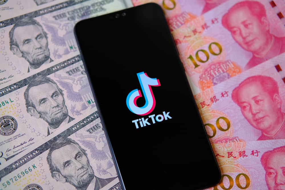 Símbolo do TikTok ao lado de células americana s e chinesas