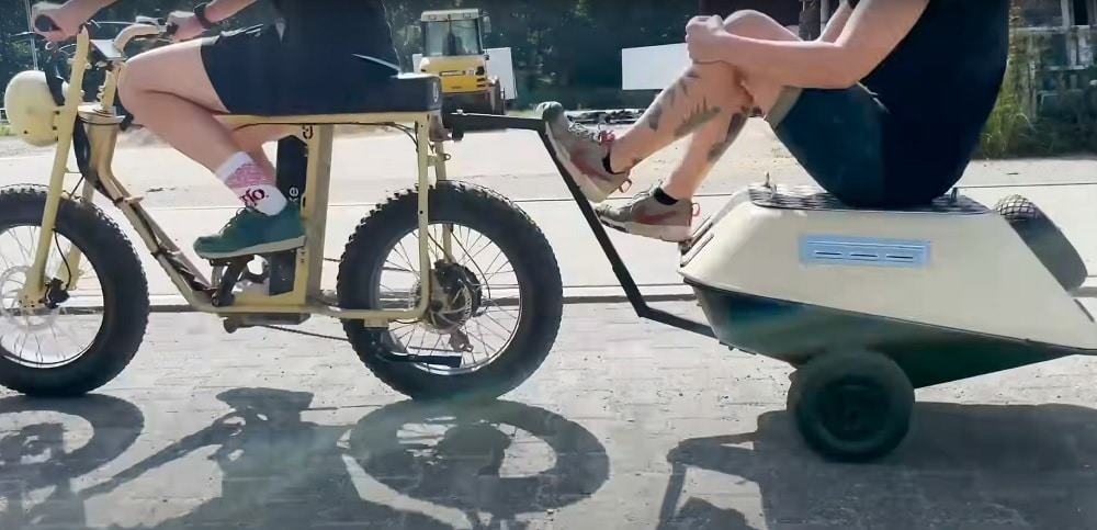 Reboque para e-bike feito com carrinho de mão
