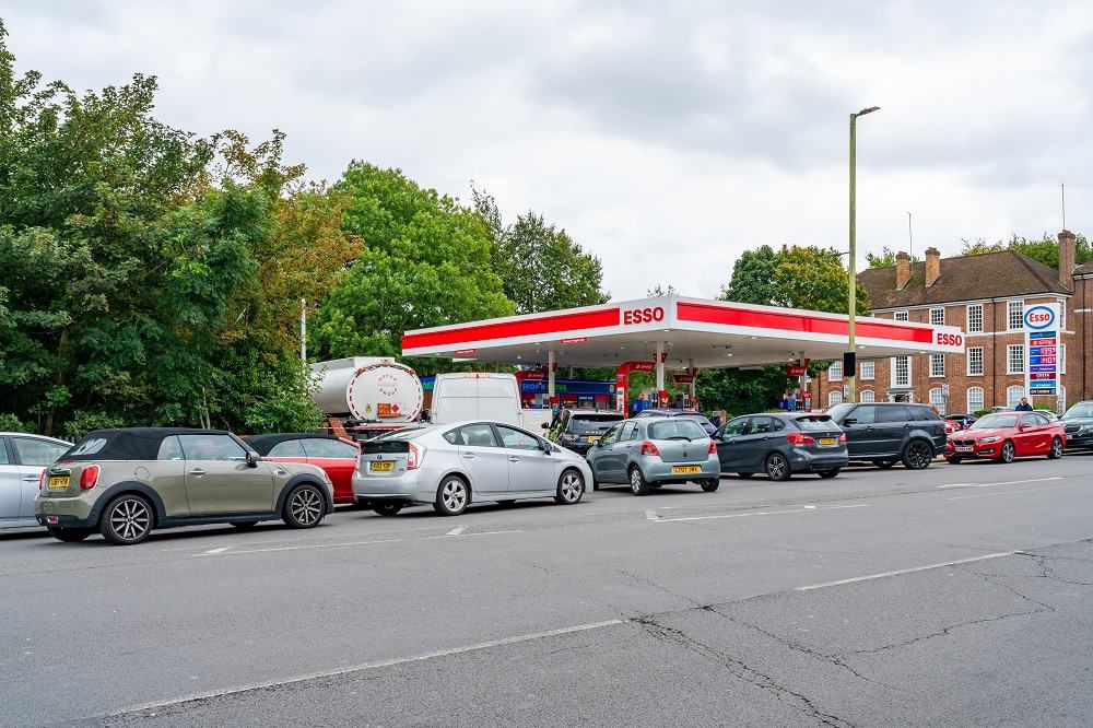 Engarrafamento em posto de gasolina em Londres, na Inglaterra