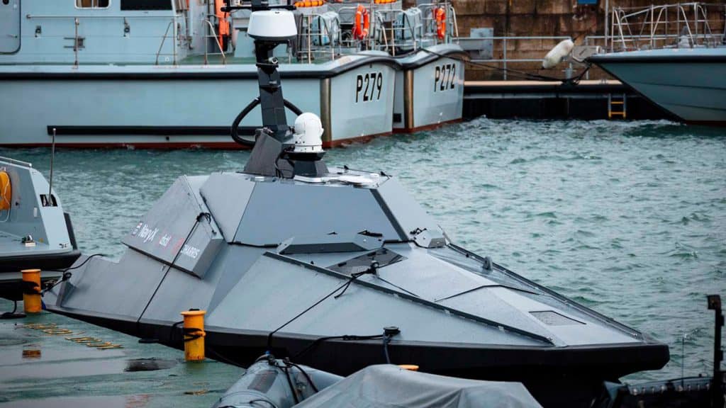 navio não tripulado embarcado no cais