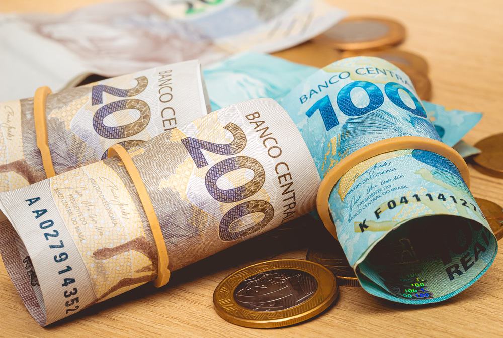 Cédulas de 100 e 200 reais