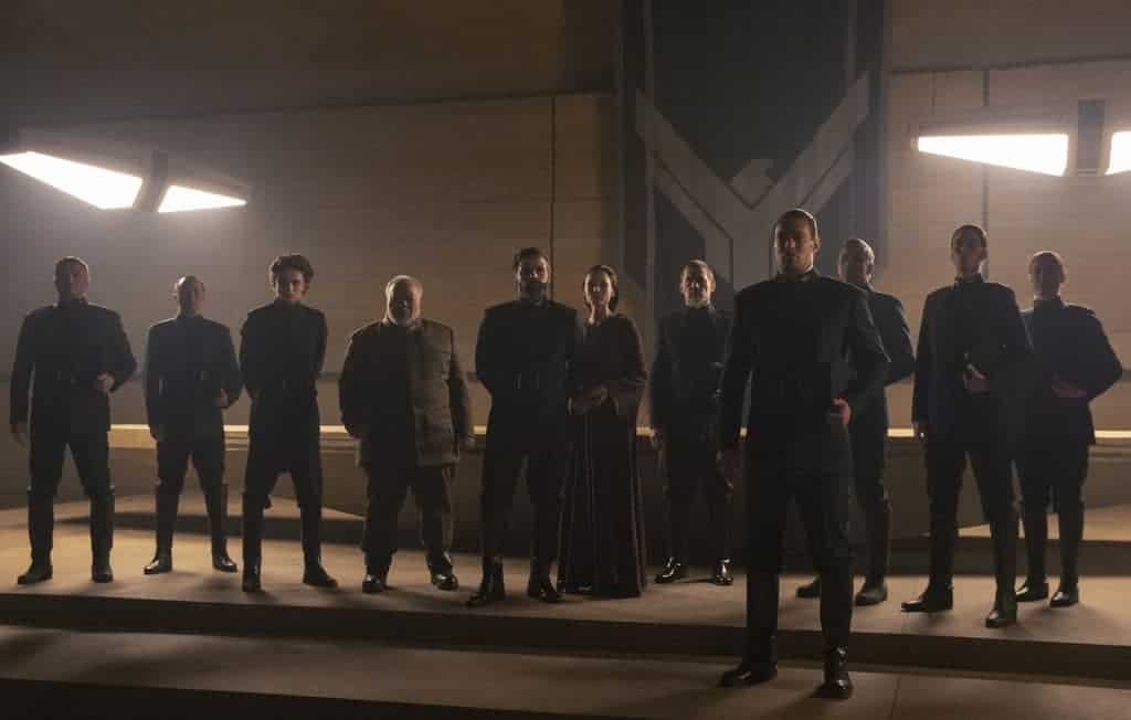Casa Atreides reunida: Timothée Chalamet (Paul Atreides), Stephen Mckinley Henderson (Thufir Hawat), Oscar Isaac (Duque Leto Atreides), Rebecca Ferguson (Lady Jessica Atreides), Josh Brolin (Gurney Halleck) E Jason Momoa (Duncan Idaho) em Caladan. Imagem: Chiabella James/Warner Bros