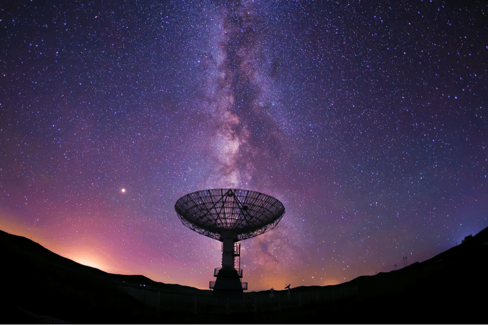 Imagem mostra um radiotelescópio. Artefato é usado para identificar sinais de rádio de fora da Terra, como os que pensamos ser de Proxima Centauri