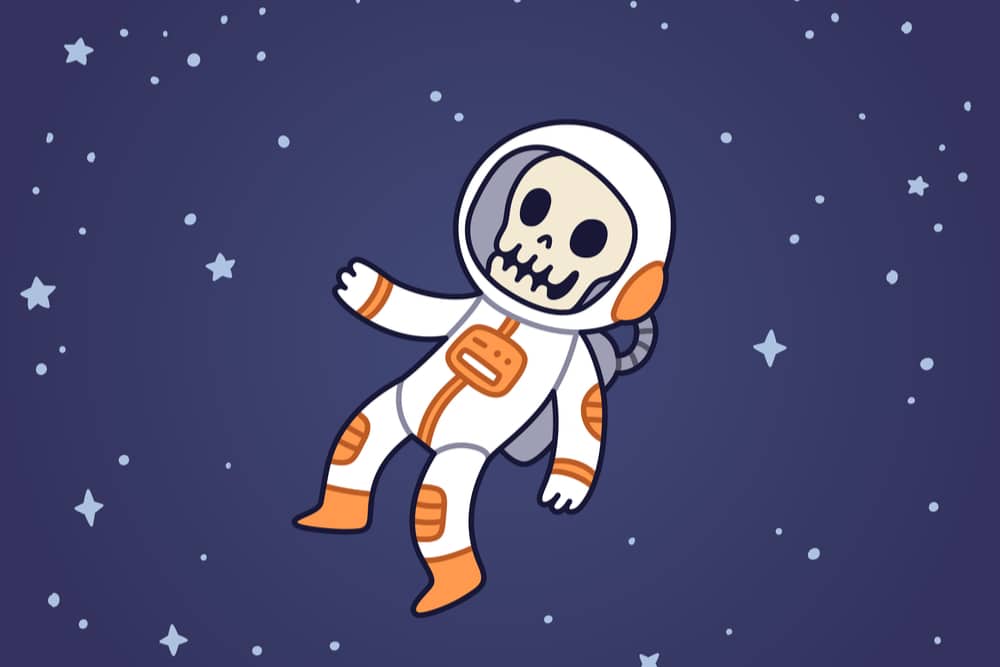 Imagem mostra um astronauta com cabeça de caveira, morto no espaço ao invés da Terra