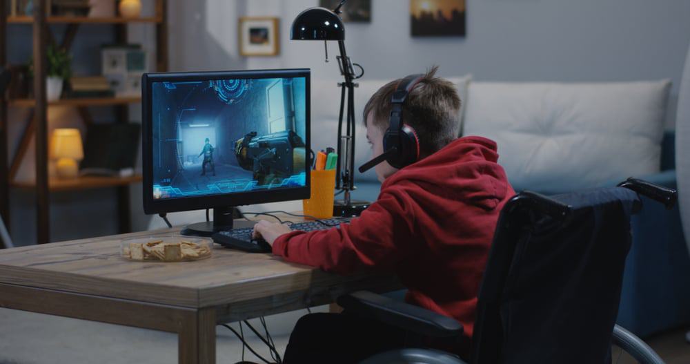 Criança jogando videogame/computador