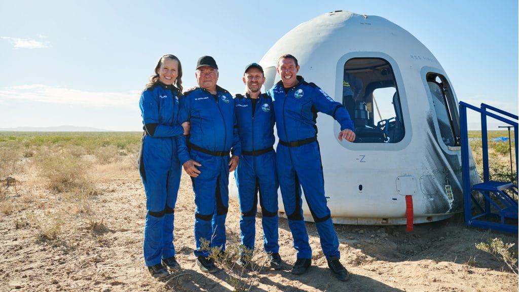 A tripulação da New Shepard NS-18 logo após o pouso. Da esquerda para a direita: Audrey Powers, William Shatner, Chris Boshuizen e Glen de Vries. Imagem: Blue Origin.