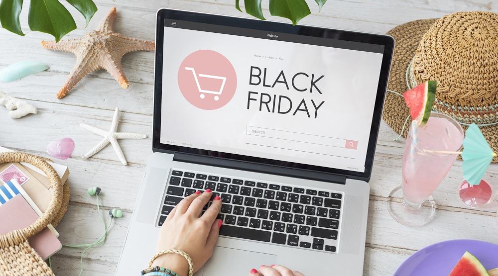 Cliente comprando na Black Friday