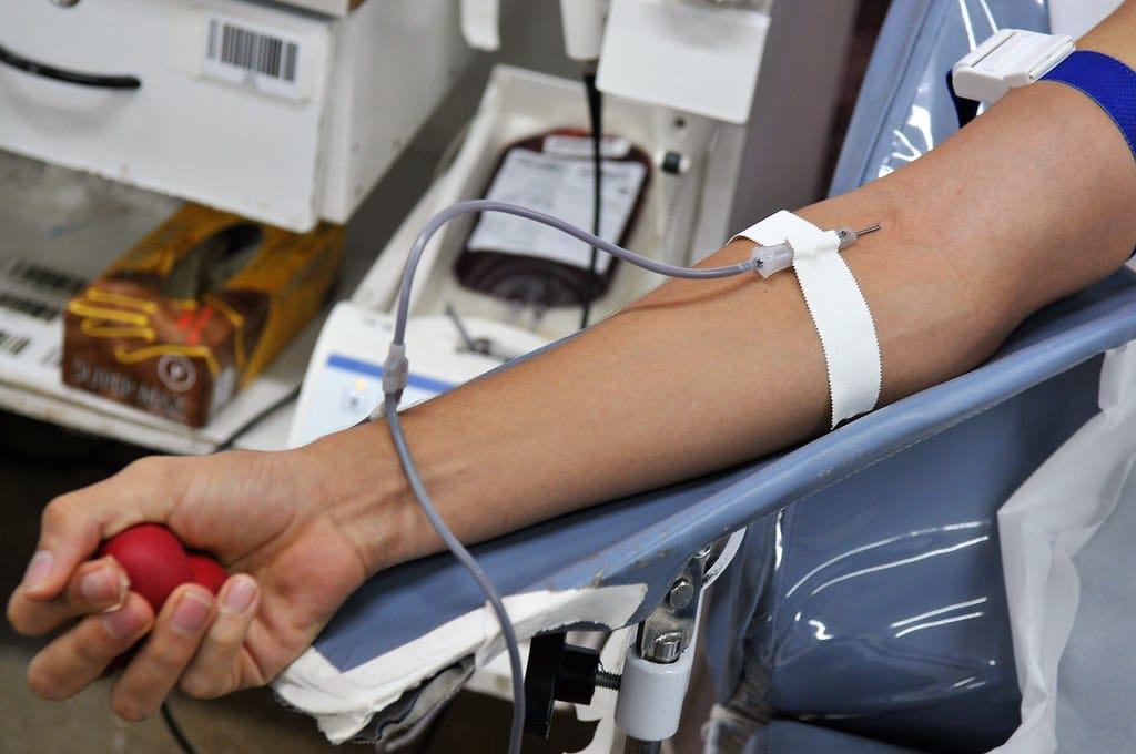 Braço de um homem doando sangue