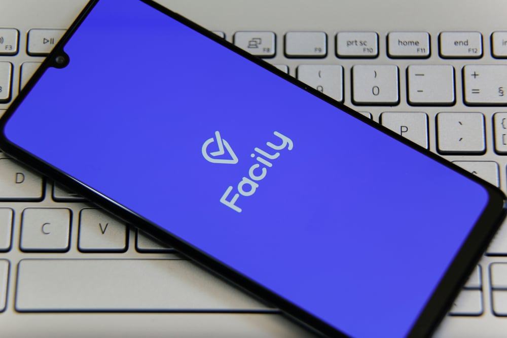 Logo da empresa Facily na tela de um celular