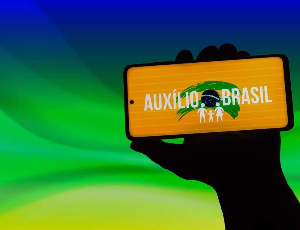 Logo do Auxílio Brasil exibido na tela de um celular 