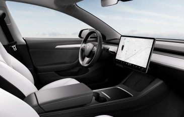 interior de um veículo da Tesla com FSD