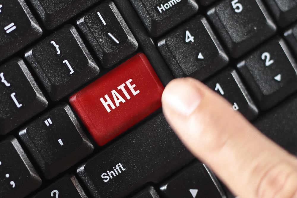 Teclado com uma tecla escrito "hate"