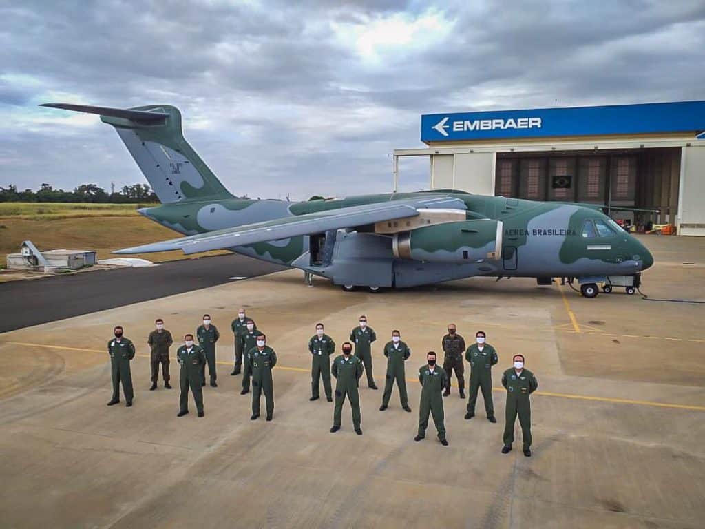 militares ao lado de um cargueiro