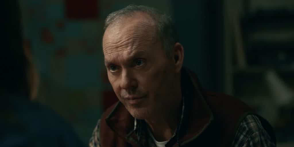 Ator Michael Keaton em frame da série 'Dopesick'