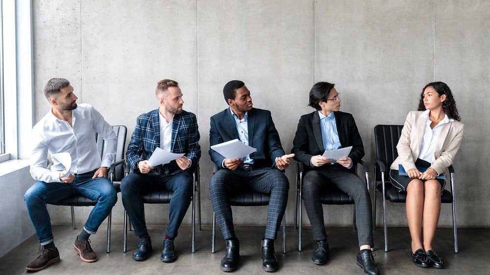 Finlândia planeja lei para que funcionários vejam salários de colegas. Imagem: Prostock-Studio/iStock