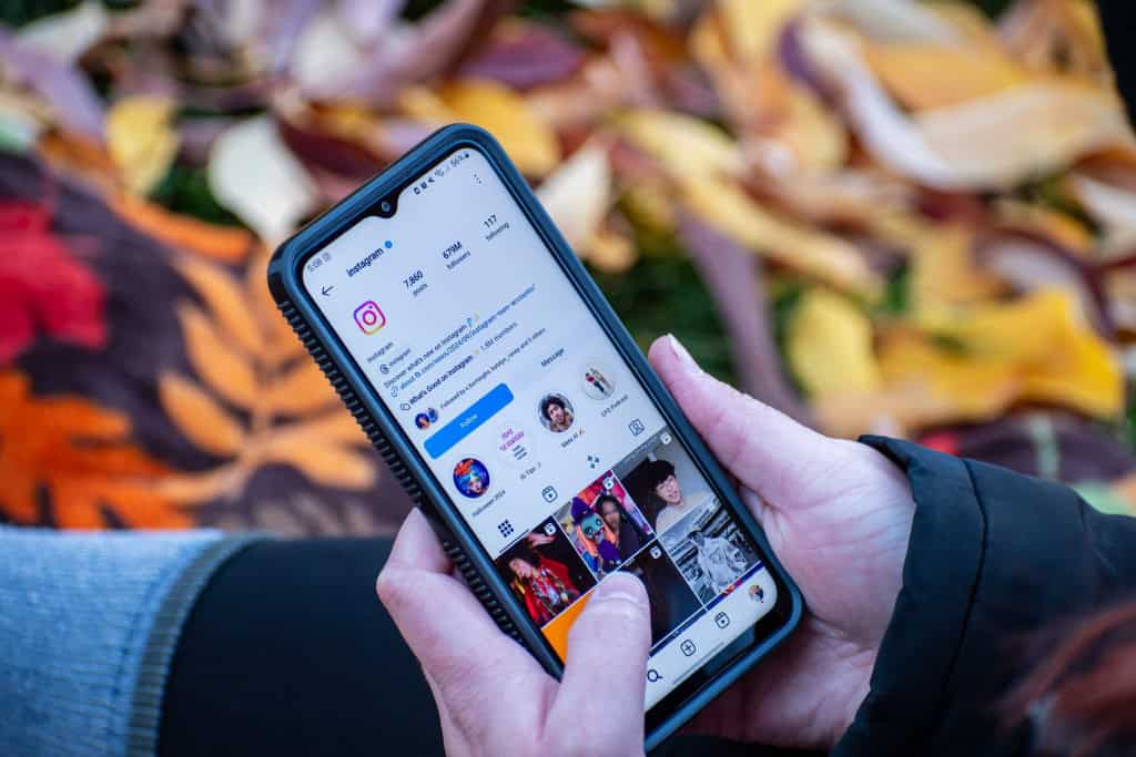 PicSee promete facilitar troca de fotos entre amigos com privacidade e IA Lembram do Koo? Há alguns anos, ele fez relativo sucesso no Brasil, conquistando um milhão de usuários em apenas um dia. Na época, era visto como uma alternativa ao antigo Twitter, que enfrentava instabilidades devido à gestão de Elon Musk. Quem visitou meu perfil no Instagram?