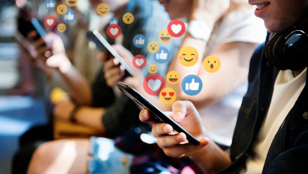 Pessoas consumindo conteúdo de influencers nas redes sociais