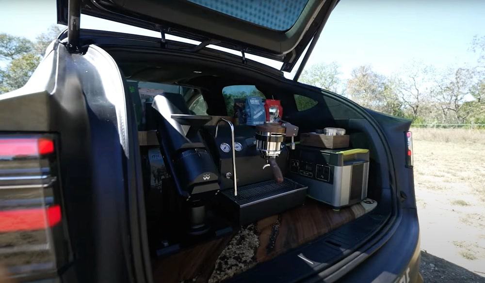 Cafeteira La Marzocco instalada no bagageiro do Tesla Model X