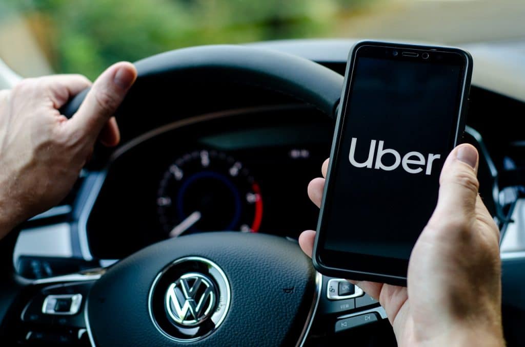 Mãos segurando um smartphone na Uber
