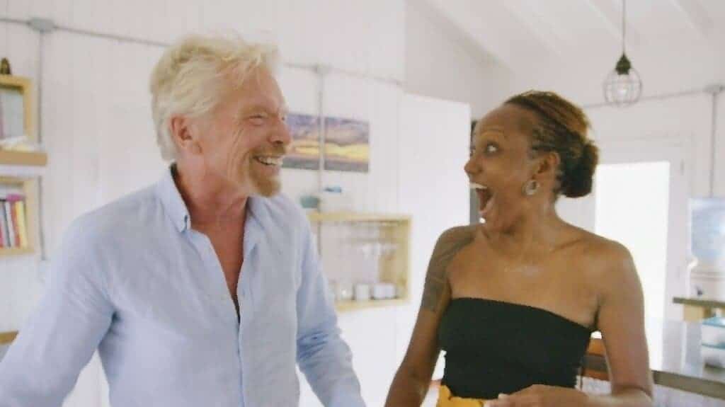 Imagem mostra Richard Branson entregando a notícia de que Keisha Schahaff, mãe de uma filha de 17 anos, viajará ao espaço na próxima viagem da Virgin Galactic