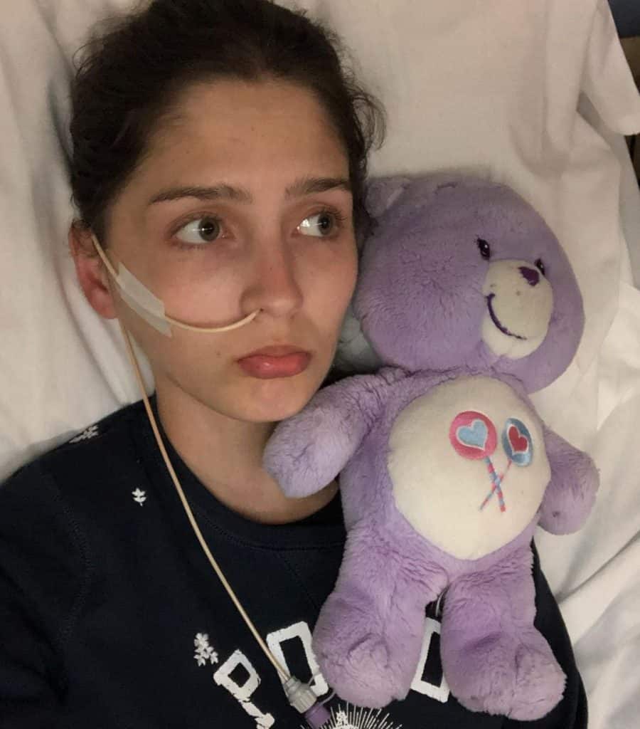 Jovem caucasiana com um urso de pelúcia