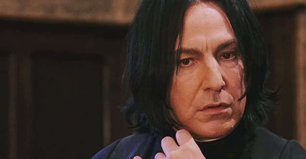 Alan Rickman como Severo Snape em Harry Potter e a Pedra Filosofal (2001).  Imagem: © 2001 - Warner Bros. - Todos os direitos reservados  