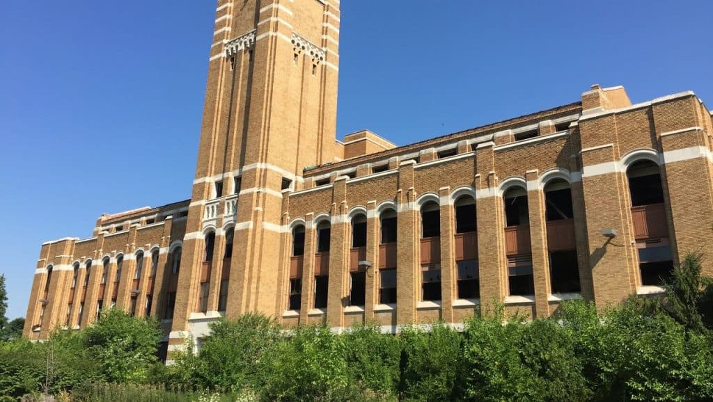 Ruínas da sede da AMC em Detroit, nos EUA