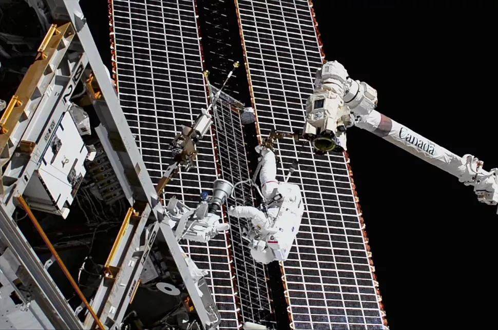 Os astronautas da ISS, Thomas Marshburn e Kayla Barron, fizeram caminhada espacial nesta quinta 
