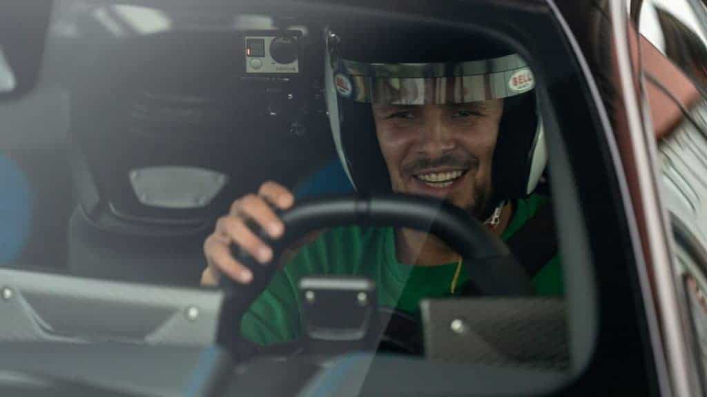  Hellmanzik sorrindo