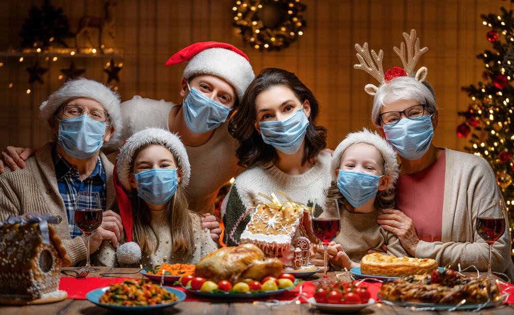 Família de máscara na ceia de Natal
